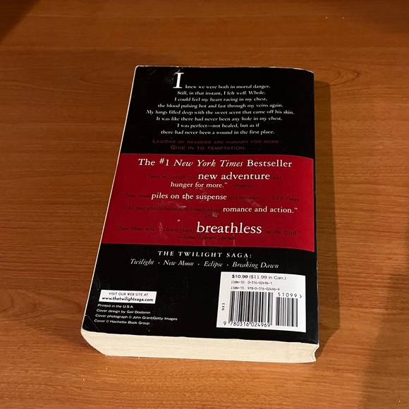 New Moon by Stephanie Meyers - Picture 2 of 3